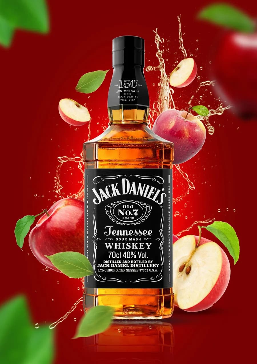 Poster quảng cáo rượu Jack Daniel’s cùng táo đỏ